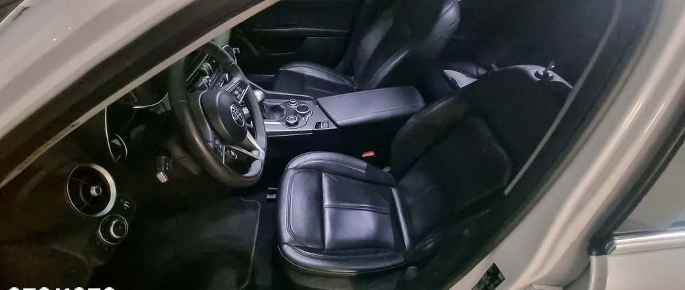 Alfa Romeo Giulia cena 89000 przebieg: 133000, rok produkcji 2016 z Tarnów małe 79